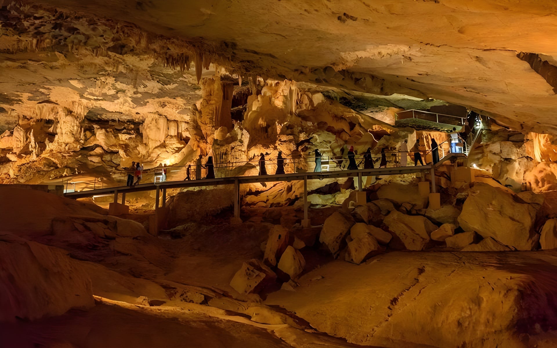 Al Hoota Cave